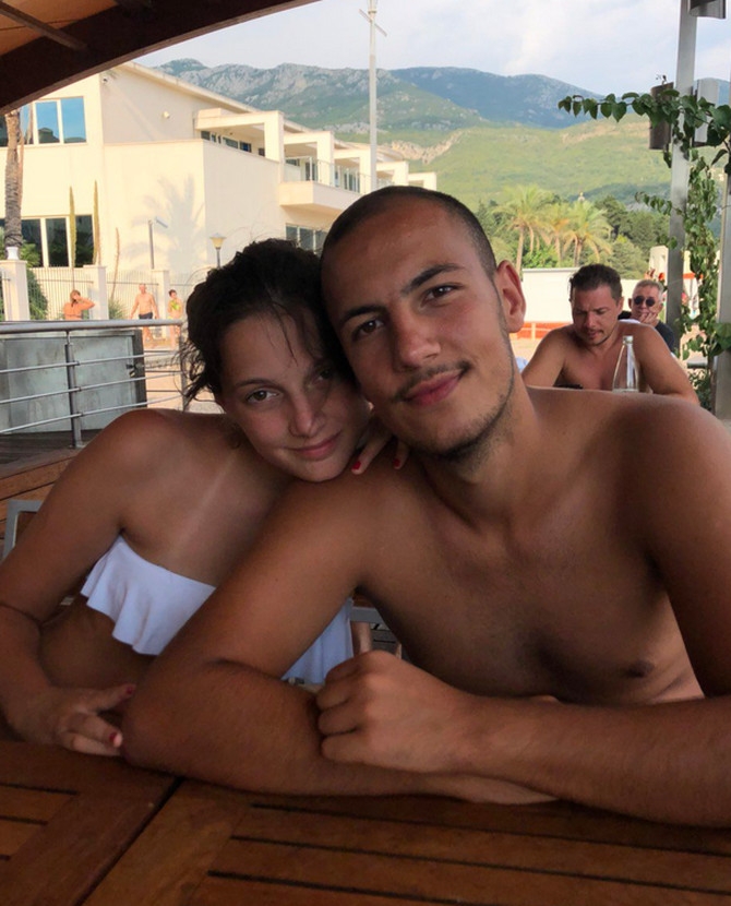 Ljetovali su u Crnoj Gori, a nisu bili svjesni da glavna atrakcija sjedi iza njih: Da li vidite ko to viri sa slike?