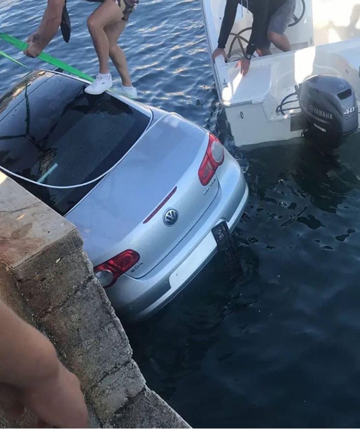 (FOTO) Auto upalo u more u Ulcinju, drugo u rijeku Bojanu!