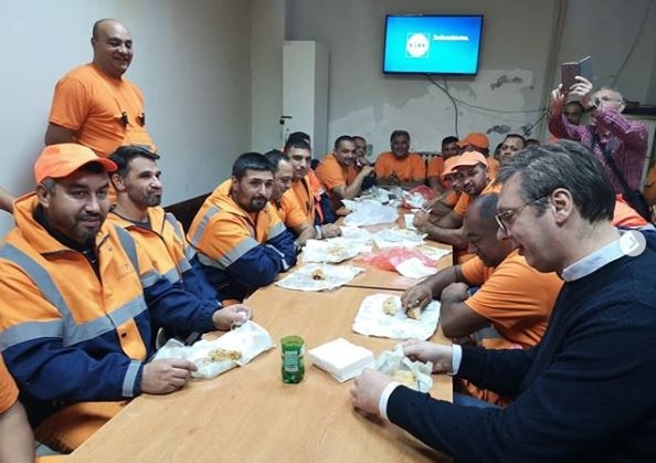 Vučić u ponoć sa komunalcima jeo burek