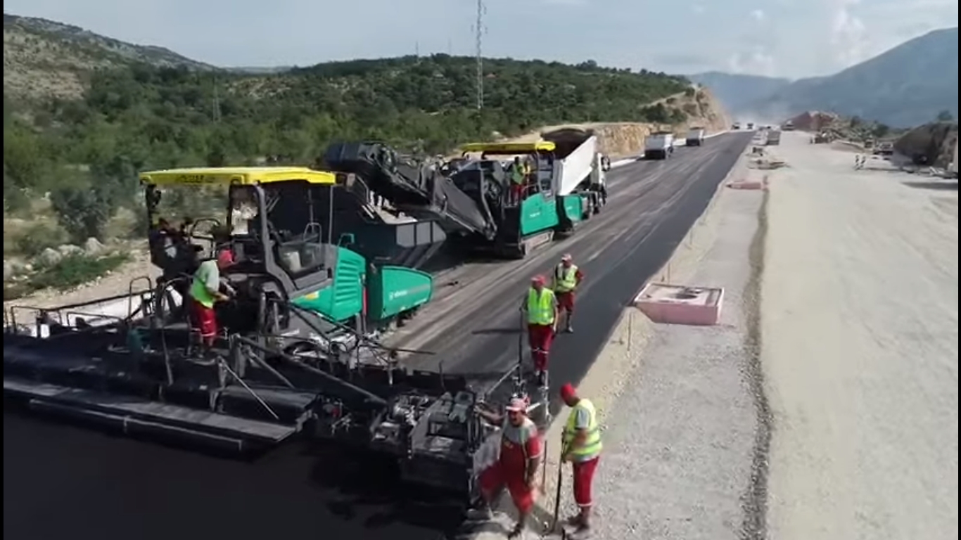 VIDEO – Ovo smo čekali četiri godine! Postavljeni prvi metri asfalta na prioritetnoj dionici auto-puta