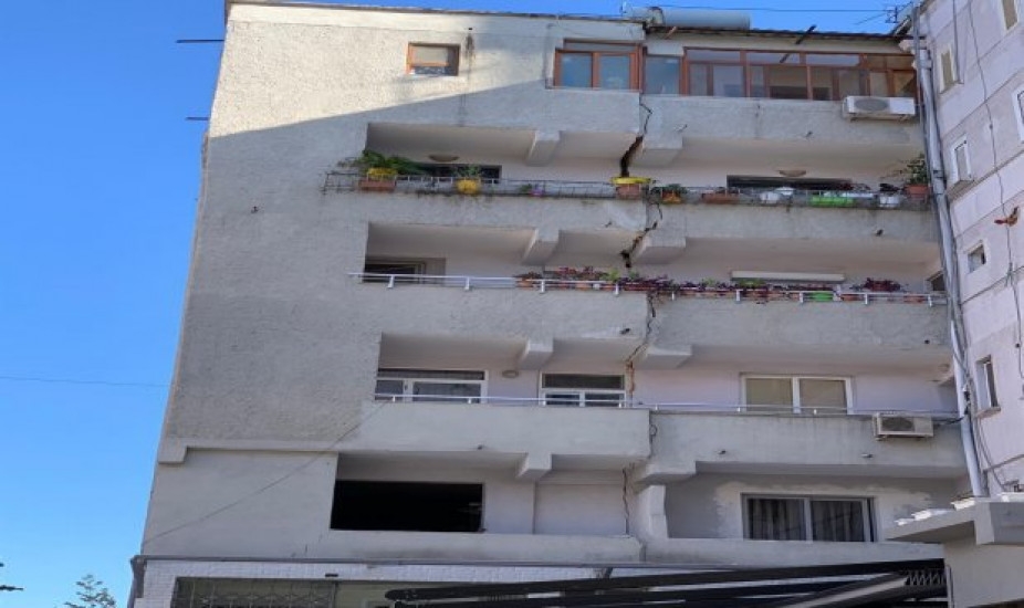 (VIDEO) Pogledajte kako je zemljotres prepolovio zgradu u Albaniji, ljudi u panici bježali na ulice