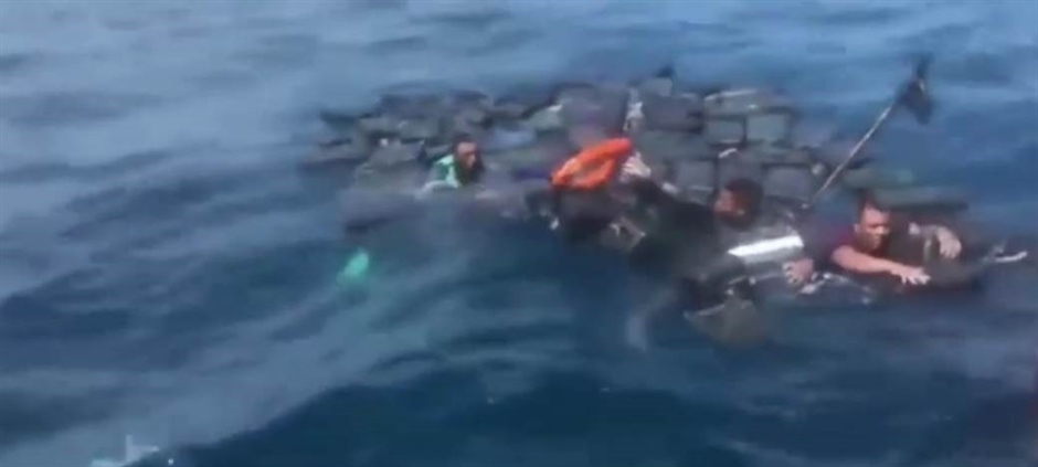 POGLEDAJTE: Posle brodoloma napravili splav od paketa kokaina!