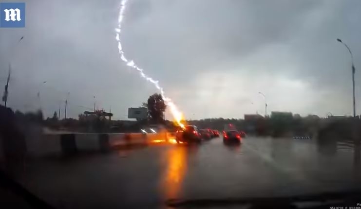 Pogledajte nevjerovatan snimak: Dvije munje snažno udarile u vozilo na autoputu u Rusiji