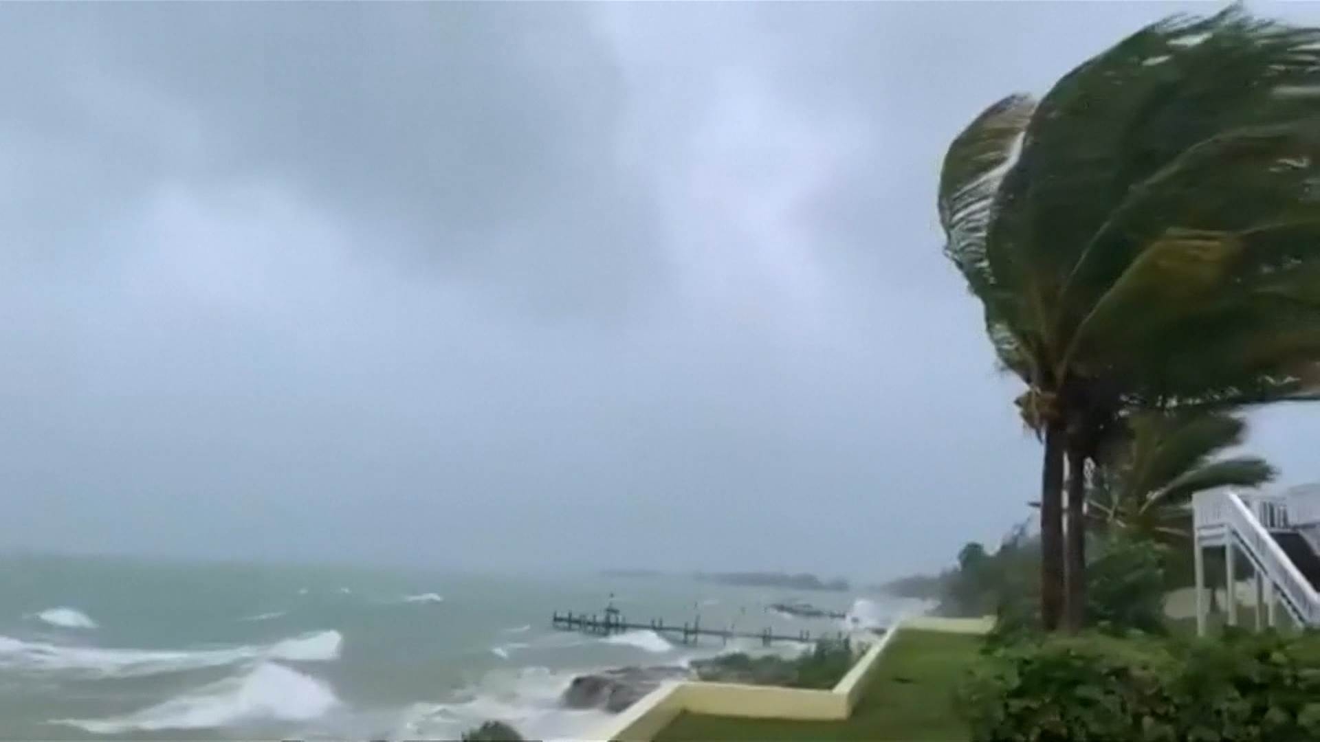 VIDEO – Uragan Dorian pogodio Bahame, ljudi se sklanjaju u skloništa: Udari oluje 300 km/h