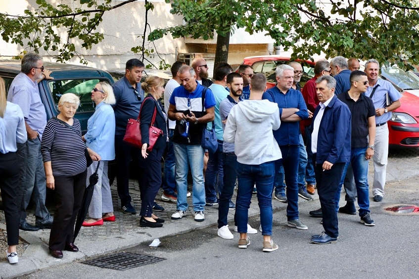 VIDEO – Protest ispred Uprave policije zbog hapšenja Milačića: Okupili se građani, došli i poslanici