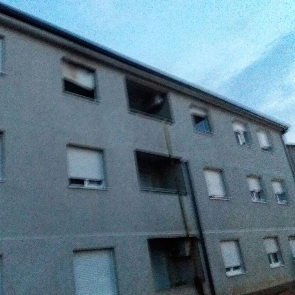 (FOTO) Požar na Koniku: Gorio stan, pričinjena veća materijalna šteta