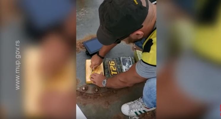 (VIDEO) Maštovita srpska mafija: Na pakete kokaina lijepili fotografiju Gavrila Principa