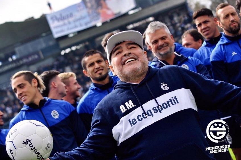 Maradona sahranjen bez srca jer su navijači htjeli da ga ukradu