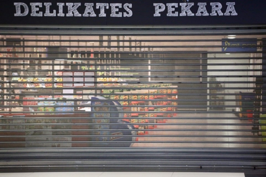Neradna nedelja diskriminisala većinu radnika: Ispred marketa pusto, na benzinskim pumpama redovi