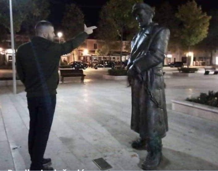 Neprimjerna fotografija ispred spomenika Čupiću: Mladić uhapšen zbog izazivanja nacionalne, rasne i vjerske mržnje