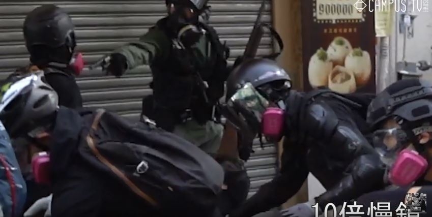(VIDEO) Haos u Hongkongu: Policajac pucao u grudi demonstrantu, više povrijeđenih u sukobima