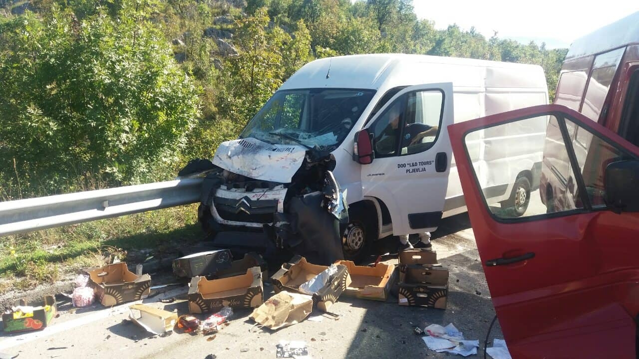 Težak udes u Bogetićima: Sudarila se tri kombija, jedna osoba teže povrijeđena