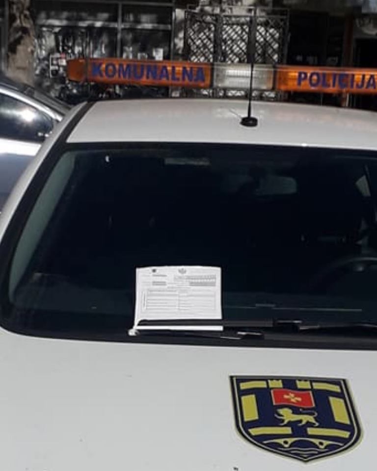 Građani Nikšića napisali prijavu Komunalnoj policiji za nepropisno parkirano vozilo