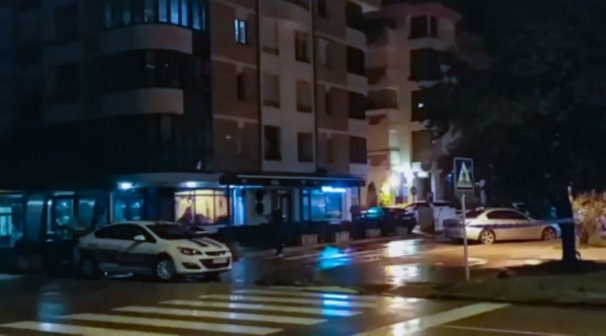 Snimak bombaškog napada u Nikšiću: Muškarac sa kapuljačom prilazi kafiću Radulovića, baca flašu, a u sledećem trenutku detonacija