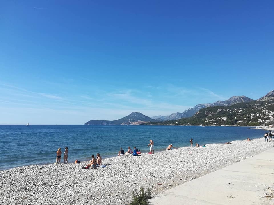 (FOTO) Kupanje u oktobru: Sunce izmamilo brojne kupače na plaže