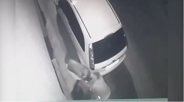 Novi snimak vršnjačkog nasilja: Djevojčice dave vršnjakinju, pa je koljenima UDARAJU U GLAVU