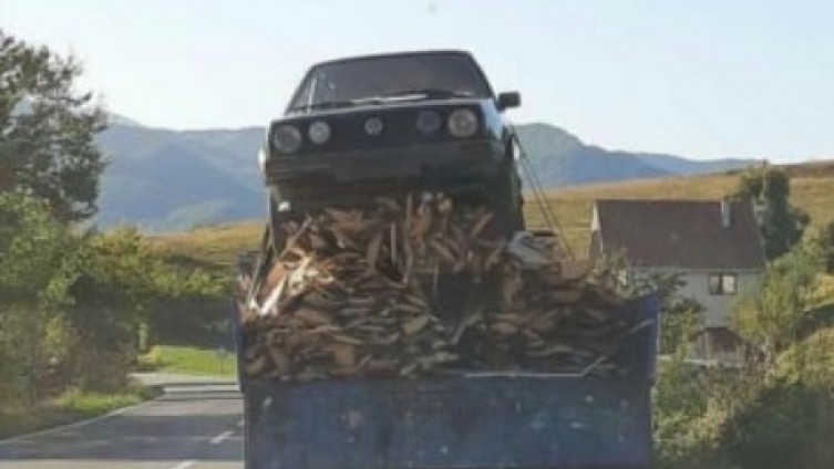 Je li ovo realno: Na traktor natovario drva i Golfa 2