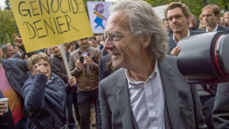 Handke ni kući nije imao dobrodošlicu: Novinari ga rešetali pitanjima, iznervirano tražio da ga puste na miru