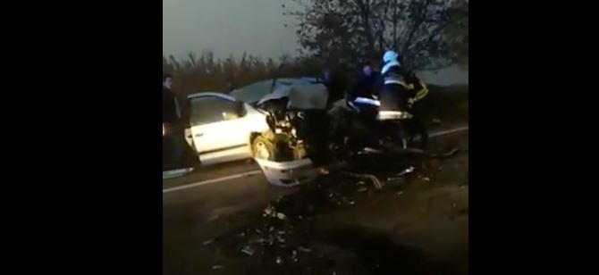 Vozač preticao po magli pa izazvao direktan sudar, poginuli muškarac i žena