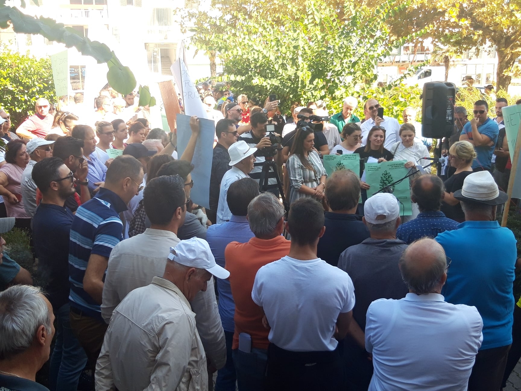 Protest Ulcinjana: Ne damo borovu šumu, nećemo beton!