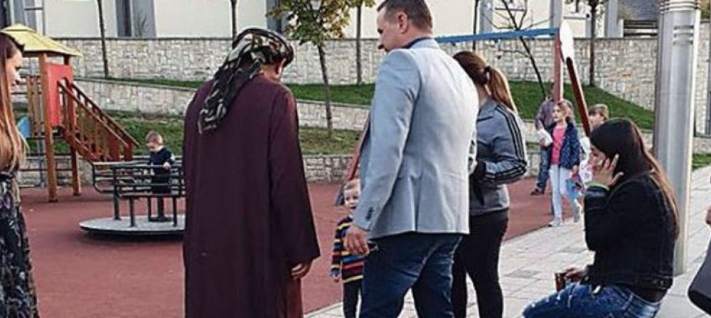 Šeik digao Derventu na noge: Dijelio novac, zlatne satove i telefone