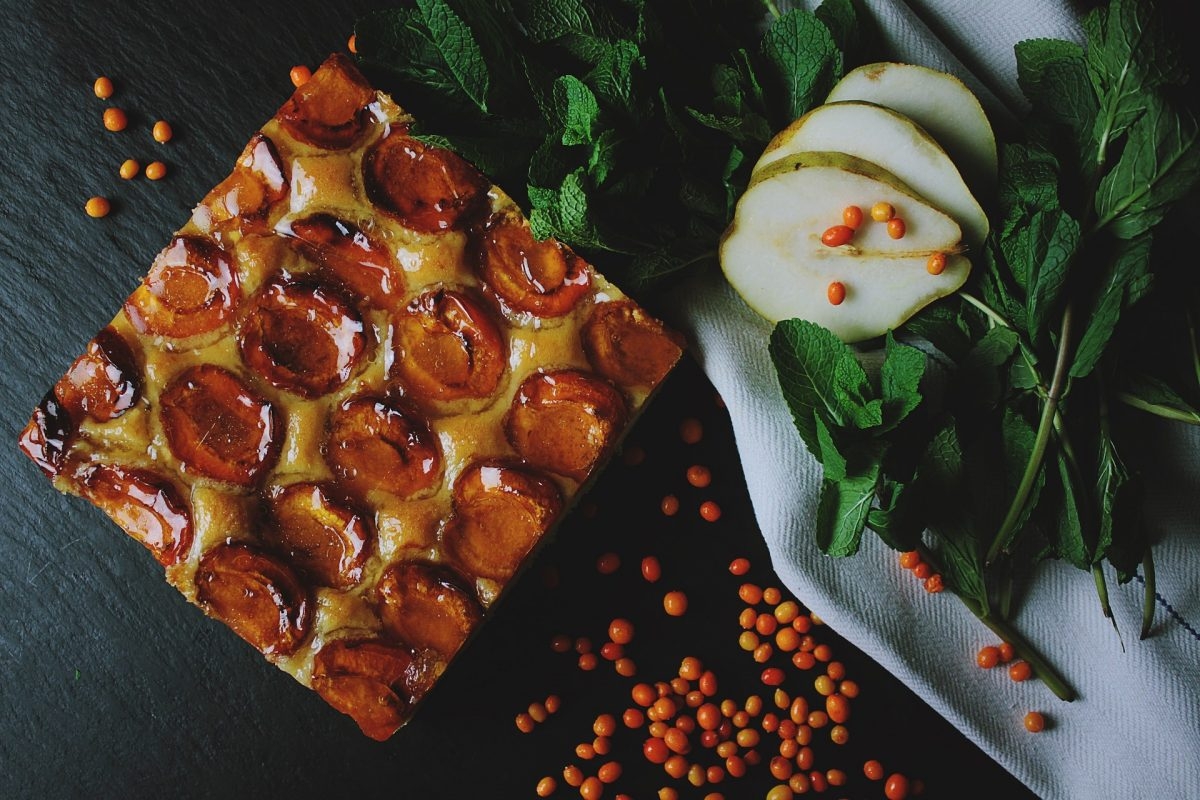 Vaša nova omiljena poslastica: Tart sa bademima, breskvama i krem sirom!