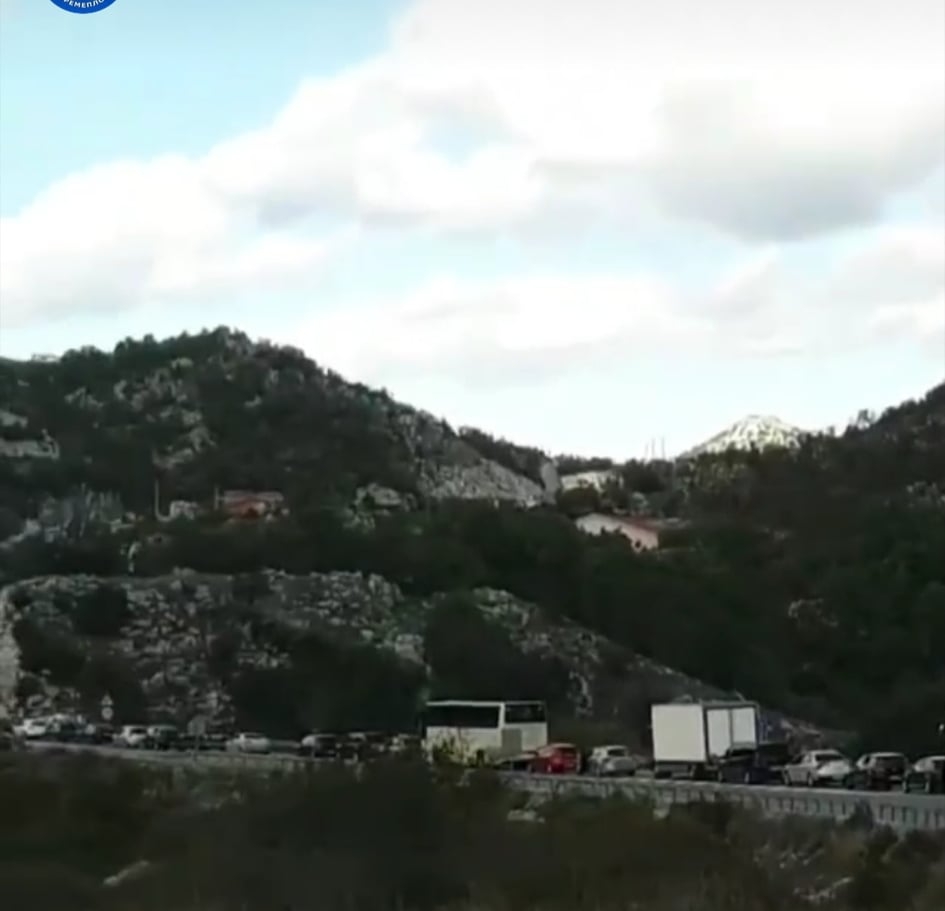 Saobraćajna nezgoda na putu Cetinje – Budva, jedna osoba povrijeđena