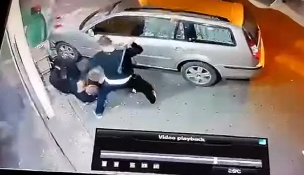 Uznemirujući snimak: Otac i sin pokosili čovjeka kolima, pa ga udarali pendrecima