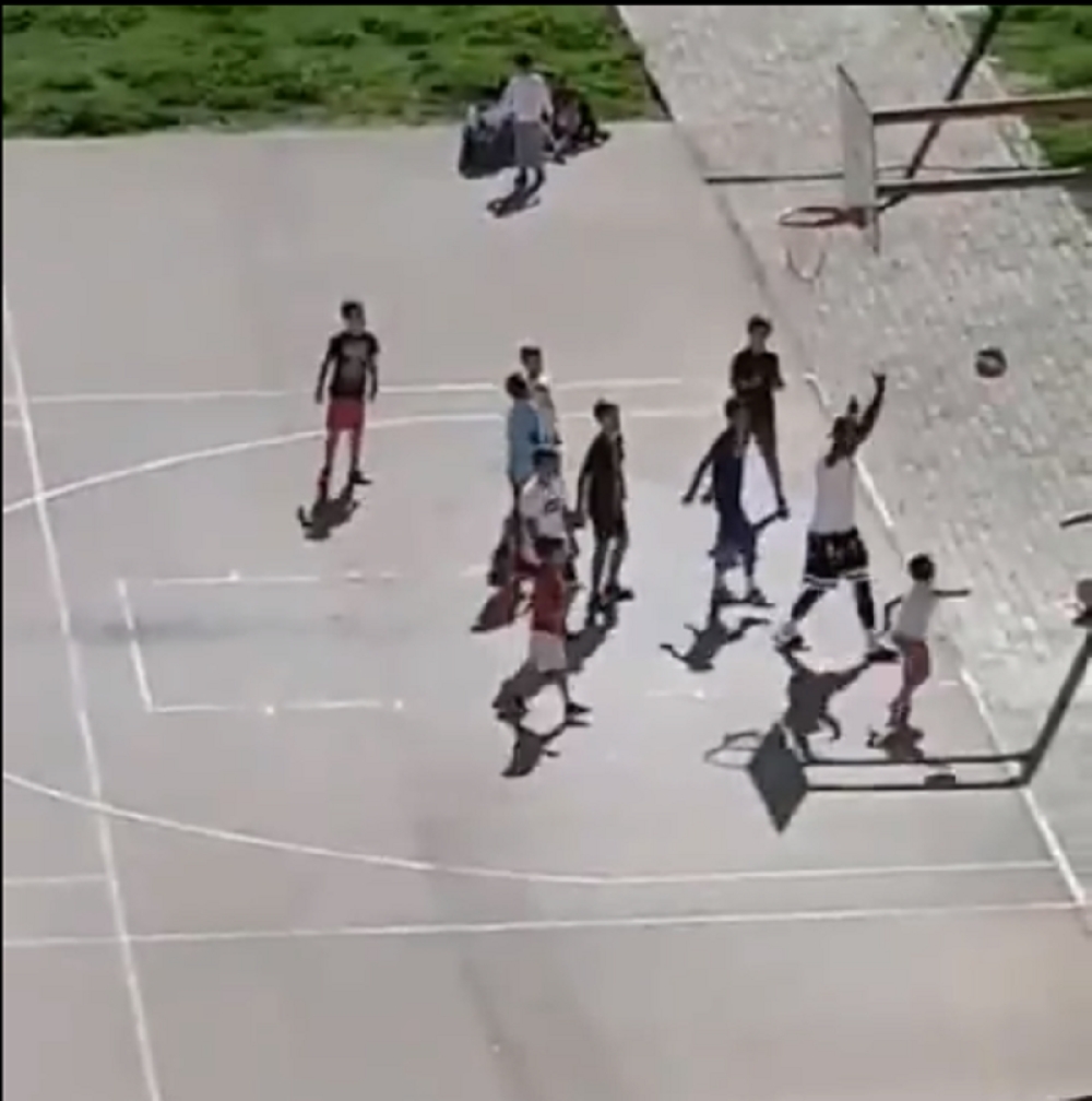 Klinci, hoćemo na teren? Pogledajte kako košarkaš Mornara Derek Nidam igra basket sa djecom