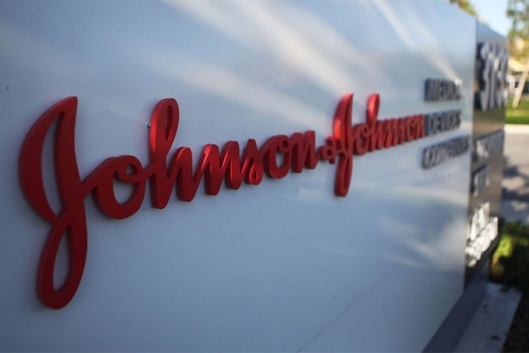 Johnson&Johnson mora platiti osam milijardi dolara odštete jer su muškarcu porasle grudi