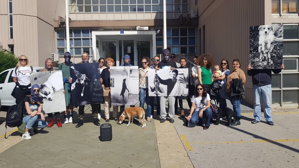 Protest ispred Osnovnog suda: “Nadležni ne uzimaju za ozbiljno slučajeve mučenja i ubijanja životinja”