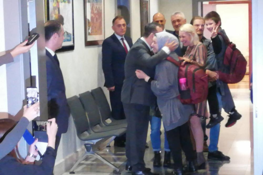 Emotivan susret na aerodromu: Oteta djeca vraćena majci nakon četiri godine