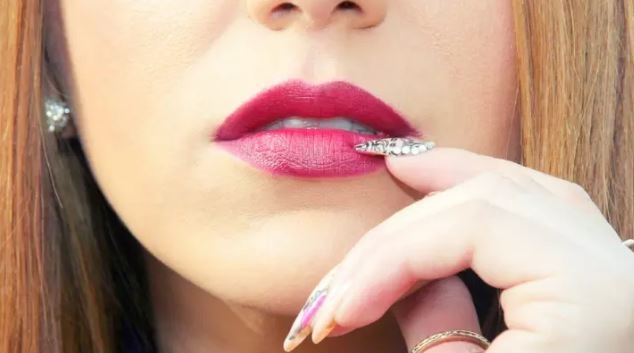 Ženstvena, seksi i pomalo divlja – Koju boju karmina nosimo ove jeseni