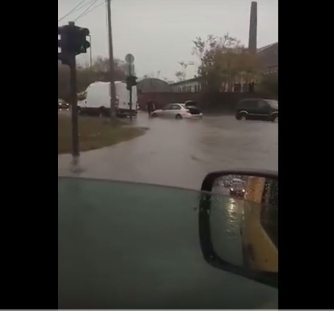 VIDEO: Kolaps na Zabjelu, voda poplavila Ulicu Vojislavljevića