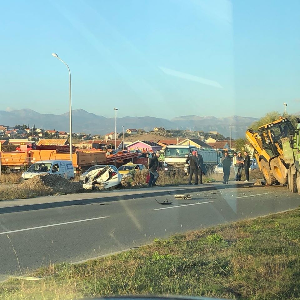 Kamion naletio na automobil u Podgorici: Pukom srećom izbjegnuta nesreća