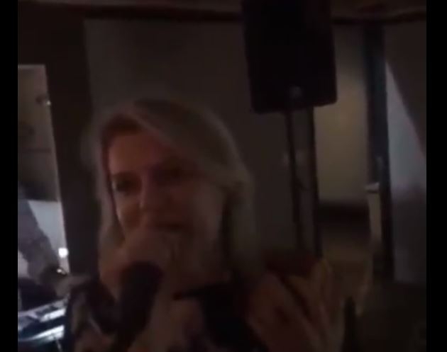 VIDEO: Draginja se latila mikrofona pa zapjevala čuveni narodnjački hit!