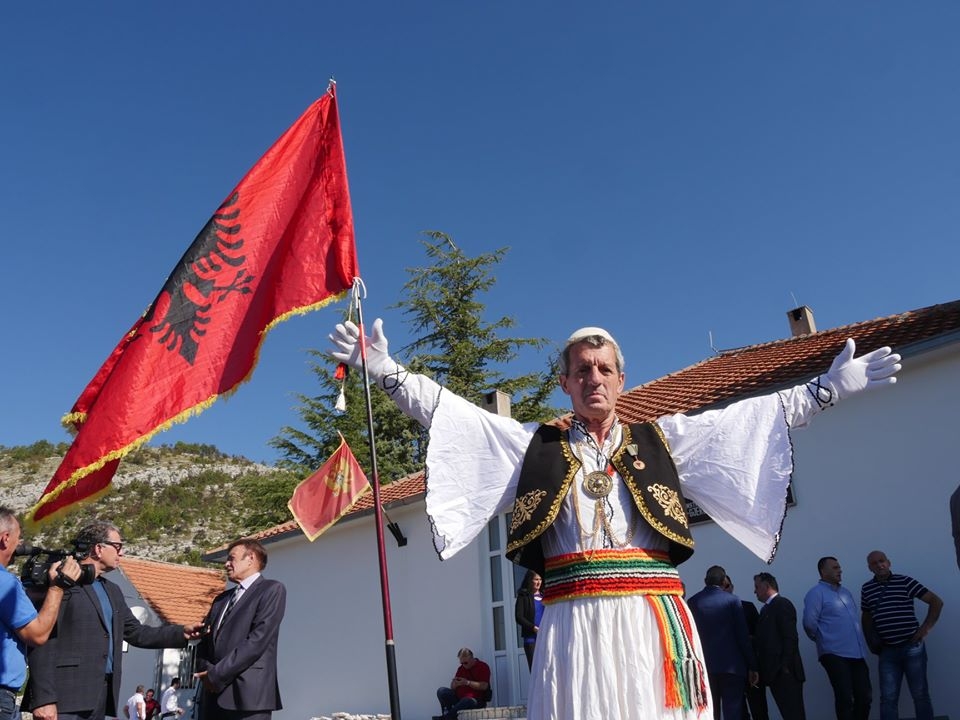 (FOTO)Albanac protjeran iz Crne Gore: Domnori na manifestaciji u Baru isticao albanksu zastavu