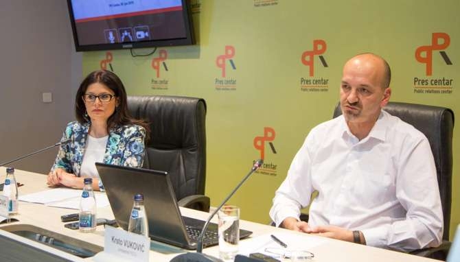 Predsjednik prosvjetne zajednice poručio: Od povećanja plata možemo kupiti samo jednu patiku više