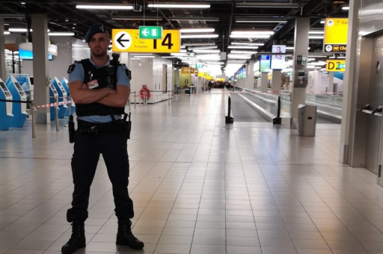 Vanredno na aerodromu u Amsterdamu, u toku otmica aviona? (VIDEO)