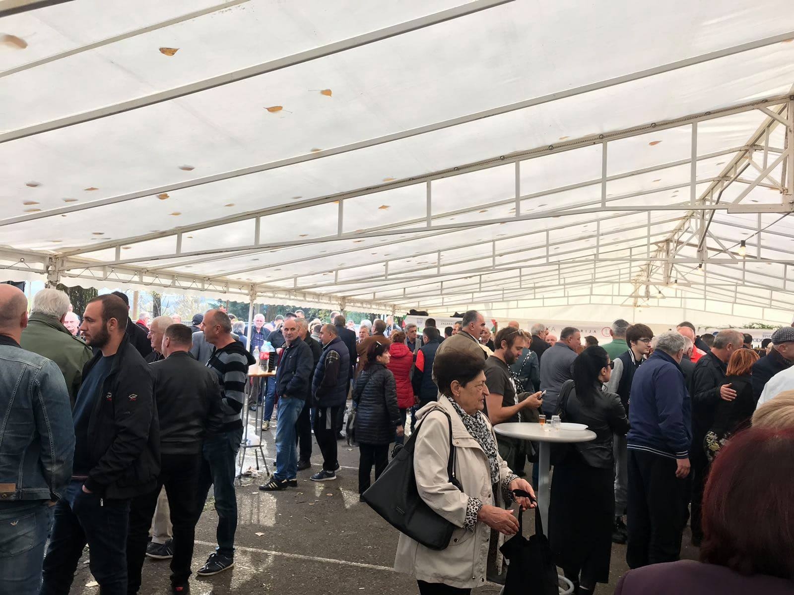 Počeli “Dani divljeg šipka”: Manifestaciji prisustvuje više stotina ljudi