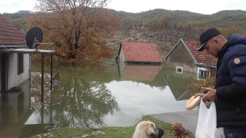 Voda se povukla oko 80 cm, ugroženima u Broćancu dostavili hranu