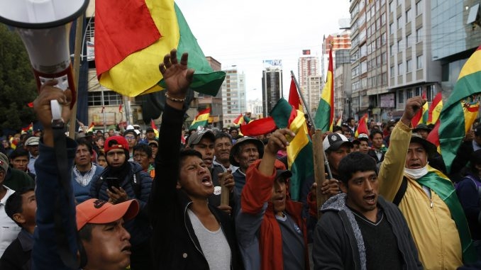 Demonstranti u Boliviji zapalili “kovčeg Moralesa” nakon njegove ostavke