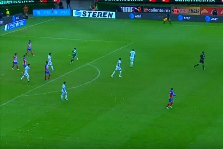 Nevjerovatan potez: Golman ispucao loptu iz svog šesnaesterca i dao gol