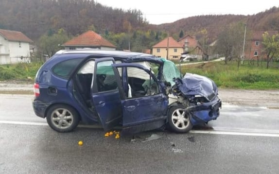 Bijelo Polje: Automobil podletio pod kamion, povrijeđena jedna osoba