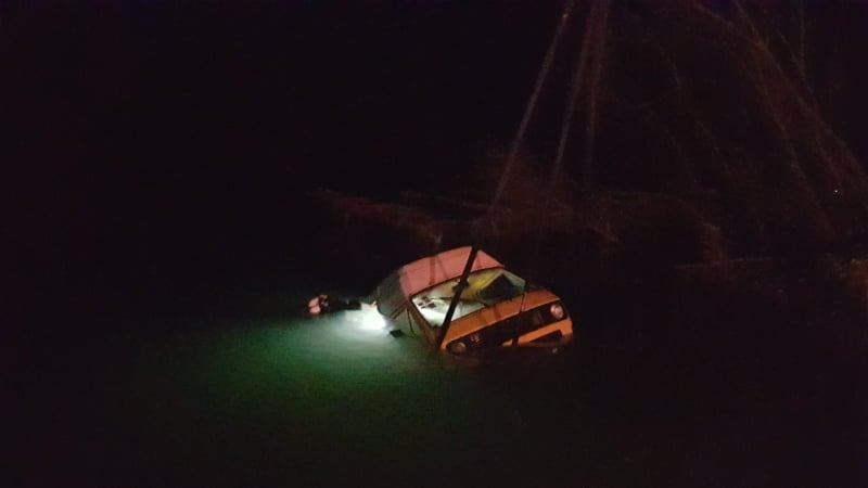 Vozilo izvučeno iz Morače: Ronioci tragaju za osobom