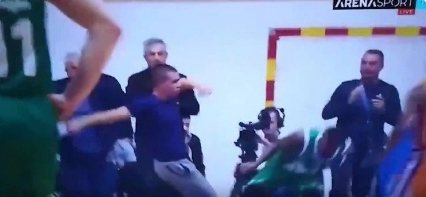 Prekršajna prijava navijaču Mornara koji je utrčao na teren i udario gostujućeg navijača