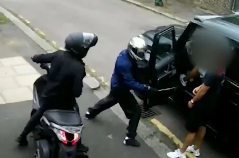 Pogledajte snimak napada na Kolašinca i Ozila: “Bosanski tenk” ide direktno na napadača sa nožem