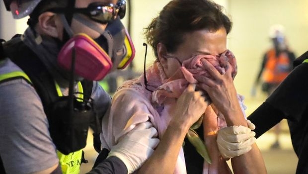 Haos u Honkongu: Policija suzavcima i vodenim topovima na demonstrante