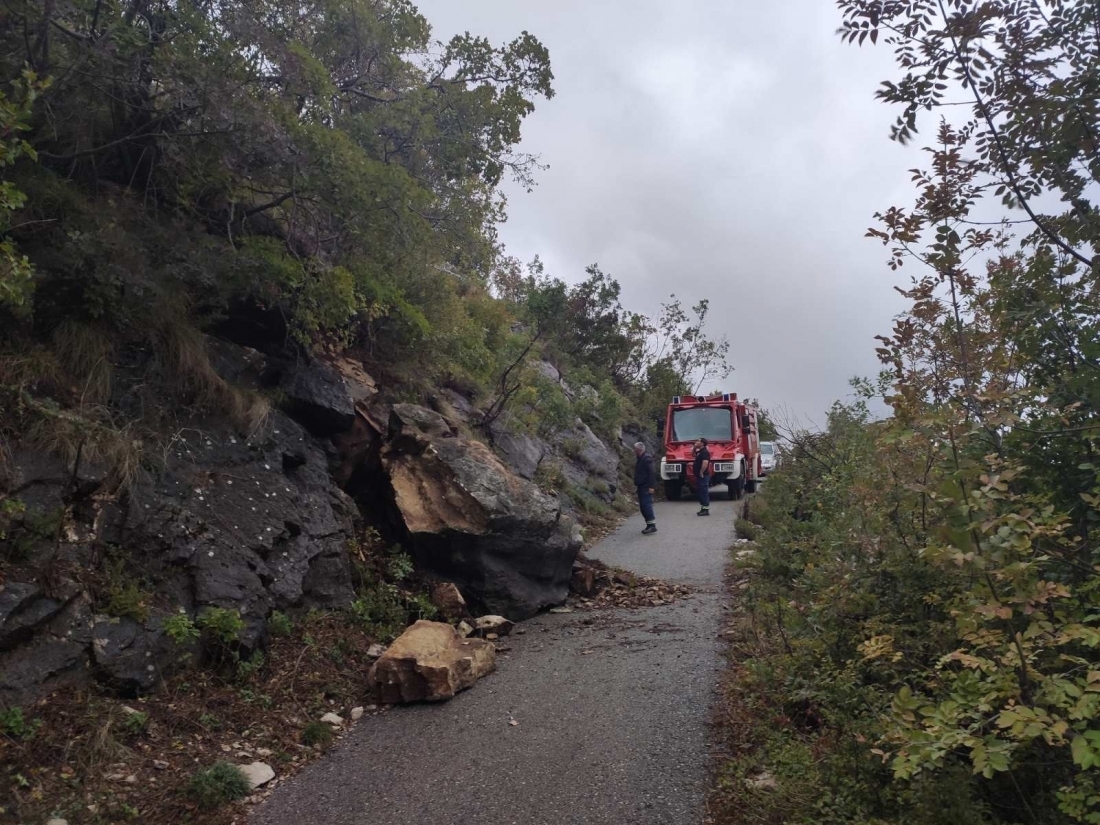 Nevrijeme na Cetinju: Odron na lokalnom putu, vjetar oštetio krov na objektu