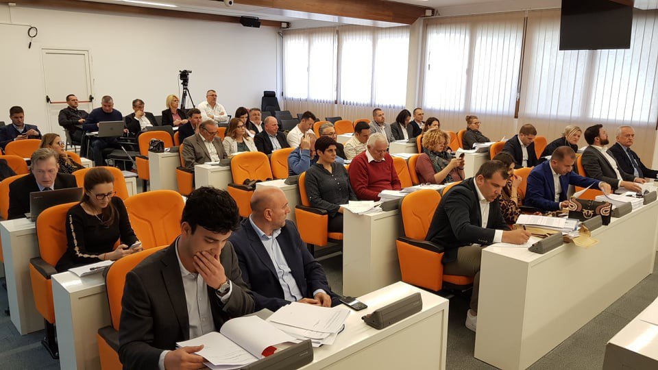 Cirkus na sjednici SO Budva: Crnogorska pustila državnu himnu, DF uzvratio sa “Onamo ‘namo”